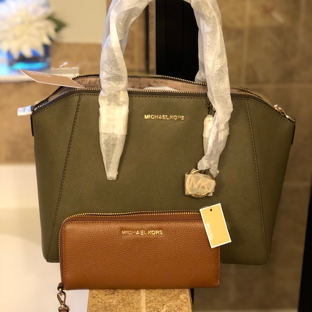 Brand new Michael Kors purse and wallet